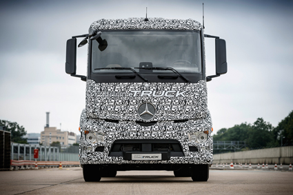 För några veckor sedan presenterade Mercedes-Benz en eldriven lastbil, tänkt för distributionstrafik i och omkring städer. Foto: Daimler.