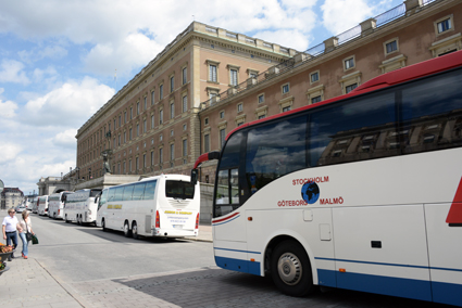 Från den 1 september blir det svårare och dyrare att parkera bussen i Stockholm. Foto: Ulo Maasing.
