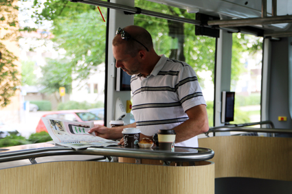 Ambitionen har varit att det ska kännas attraktivt att stå, inte minst vid korta resor som det ofta handlar om i stadstrafik. Det ska vara enkelt och hygieniskt att hålla i sig, gärna finnas något att luta sig mot under färden medan man har någonstans att ställa fikamuggen. Foto: Veryday.