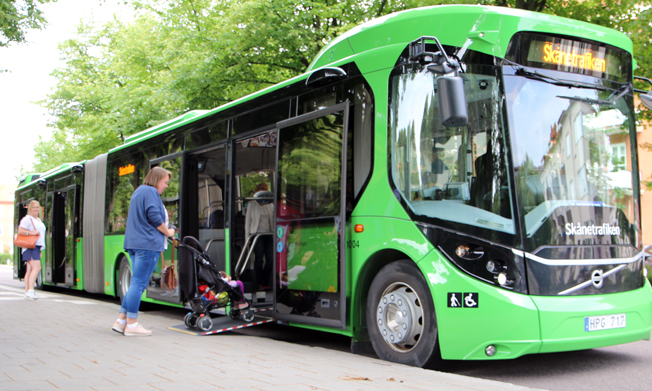 Ett rullande reselaboratorium rullar nu på Kristianstads gator som ett resultat av ett samarbete mellan Skånetrafiken, Volvo Bussar, Transdev och designfirman Veryday. Foto: Veryday.
