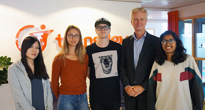 ransdev Sveriges vd Gunnar Schön tillsammans med de fyra studenter som ska föra in nmya idéer i verksamhetn. Från vänster Yuki Kitsuda, Japan; Camilla Brandow, Sverige, men även verksam i Ghana; Christopher Sandström, Sverige och Saba Sinha, Indien. Foto: Transdev.