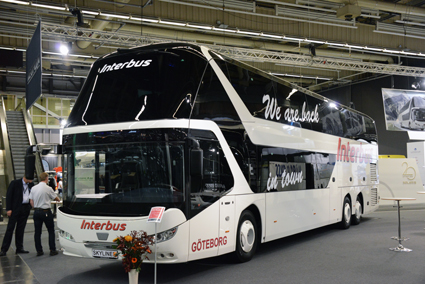We´re back in town, utropar Interbus på denna Neoplan Skyliner som är en av de dubbeldäckare som Svenska Neoplan nyligen har sålt. Foto: Ulo Maasing.