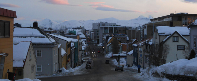 Tromsö i Nordnorge. Kuperad terräng och krav på snökedjor vintertid är utmaningar för elbussar. Foto: Ian Hawkins/Wikimedia Commons.
