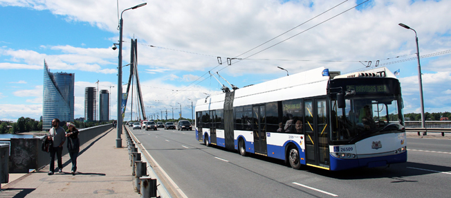 En Solaris Trollino ledbuss i Riga. Solaris ska leverera trådledbussar med bränslecellsdrivna räckviddsförlängare till staden. Foto: Solaris.