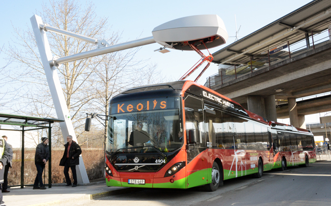 Elhybridbussar vid laddstationen i Ropsten, Stockholm. I augusti nästa år ska Värnamos stadstrafik helt köras med sådana bussar. Foto: Ulo Maasing.