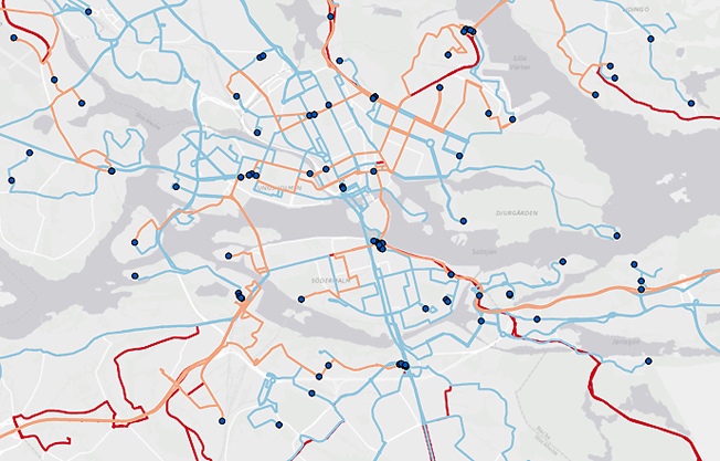 Busslinjer i Stockholm som lönar sig att elektrifiera, alternativt inte lönar sig att elektrifiera. Röda linjer står för biodiesel, blå linjer står för elektrisk/konduktiv laddning och orange linjer elektrisk/induktiv laddning. Karta: KTH.