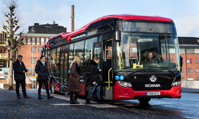 Nordens första buss i reguljär trafik och med kontaktlös laddning invigdes på onsdagsförmiddagen i Södertälje. Foto: SL.
