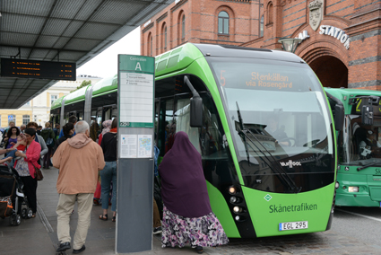 Skånetrafikens "ombordavgift" för den som betalar med kort på bussen är olaglig en ny dom. Foto: Ulo Maasing.