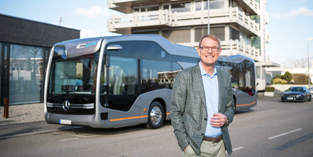 Daimler Buses chef Hartmut Schick kunde på fredeagen summera ett framgångsrikt år för Mercedes-Benz och Setra bussar. Foto: Daimler Buses.