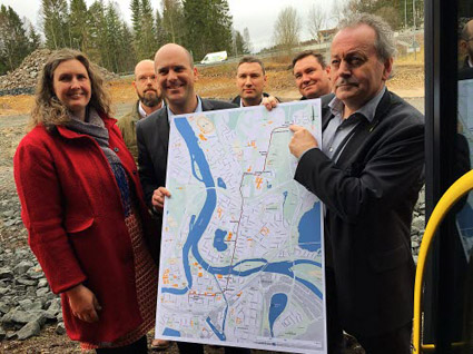 Kommunstyrelsen i Karlstad har nu klubbat den centrala delen av stadens nya, BRT-liknande busslinje. På onsdagen presentrerades satsningen för media av Monika Bubbholtz (MP), Anders Tallgren (S) och Per-Samuel Nisser (M). Bakom dem står Jan Söderberg, projektledare, Henrik Sjöberg, stadsarkitekt och Mattias Bergh, Karlstadsbuss. Foto: Karlstads kommun.