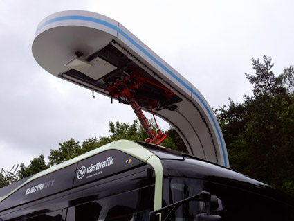 För opportunity charging (snabbladdning längs busslinjen eller vid ändhållplats): Kontaktskenor monterade på busstaket över framaxeln; pantograf som sänks ner mot busstaket från en laddstation samt wi-fiprotokoll för kommunikation mellan fordon och laddstation. Foto: Ulo Maasing.