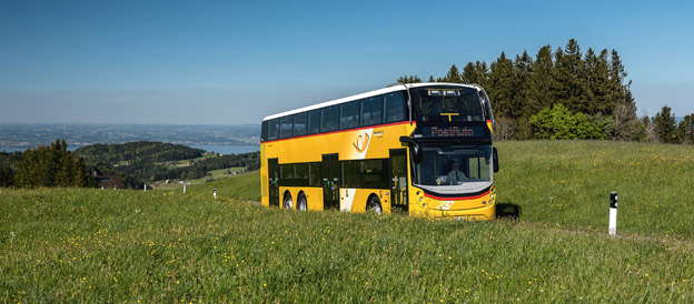 För första gången någonsin sätts brittisktillverkade dubbeldäckare i injetrafik i Schweiz. Foto: PostBus.