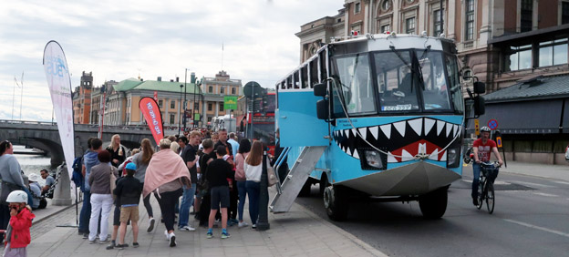Turister i Stockholm väntar på att stiga ombord på en amfibiebuss för att ge sig ut på sightseeing. Foto: Ulo Maasing.