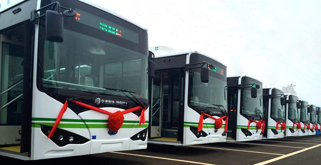 För ett år sedan sattes 300 batteribnussar i trafik i den kinesiska storstaden Guangzhou. År 2020 ska alla 30 000 bussar och taxibilar i staden vara elektriska.