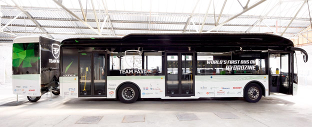 Världens första buss som drivs på myrsyra visades upp på den tekniska hjögskolan i Eindhoven på torsdagen.