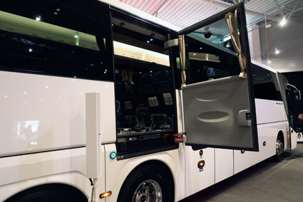 I de treaxliga bussar som visades upp på premiären fanns rullstolslift som tillval och med placering över främre bakaxel. När den tvåaxliga 13-metrsbussen kommer i slutet av året kommer rullstolsliften att placeras över framaxeln. Foto: Ulo Maasing.