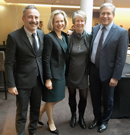 Glada miner i den svenska delegationen i UITP:s EU-kommitté på onsdagen i Bryssel. Från vänster: Thomas Avanzata, ansvarig för EU-frågor inom UITP, Anna Grönlund vice Vvd Sveriges Bussföretag, Helena Leufstadius vd Svensk Kollektivtrafik och Jens Plambeck chef strategisk utveckling vid Trafikförvaltningen i Stockholms läns landsting.
