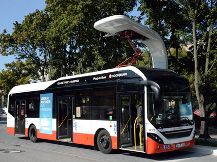 En elhybridbuss från Volvo under laddning i Hamburg. Foto: Ulo MAasing.