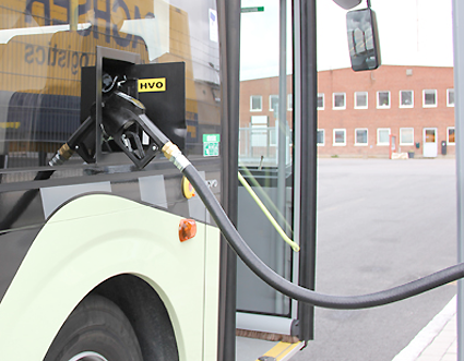 Produktionen av HVO hotas av ett nytt lagförslag, varnar Sveriges Bussföretag. Foto: Volvo Bussar.