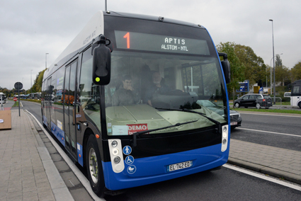 Aptis är tolv meter lång och har fyra styrande hjul som är placerade i bussens hörn. Foto: Ulo Maasing.