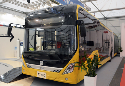 En elektrisk ledbuss från CRRC som är stor på fordon för spårtrafik men även tillverkar bussar. Foto: Ulo Maasing.