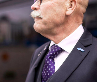 Nettbuss Bus4You stöder mustaschkampanjen mot prostatacancer. Foto: Amanda Liljevall.