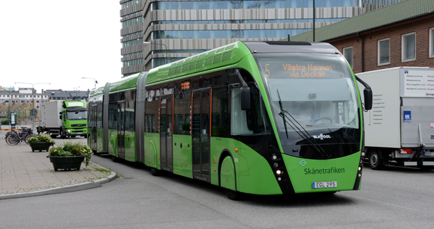 Prioriteringen av järnvägstrafiken slår enligt bussföretagen ekonomiskt mot den kollektivtrafik som körs på väg – och som står för den största delen av resandet. Foto: Ulo Maasing.