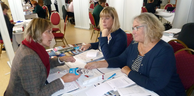 Anette Karlsson och Ulla Lundwall representerar Cities+tours. Här i samspråk med Hamburgs Silke Walter. Kanske pratade man om världens största modelljärnväg som är Tysklands mest besökta turistattraktion. Eller om nya operahuset som invigdes i början av året.